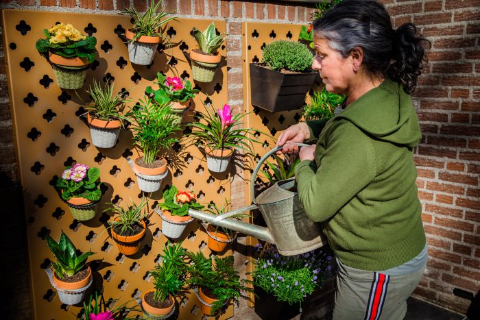 Verticale tuin voor verse kruiden en bloemen buiten water geven